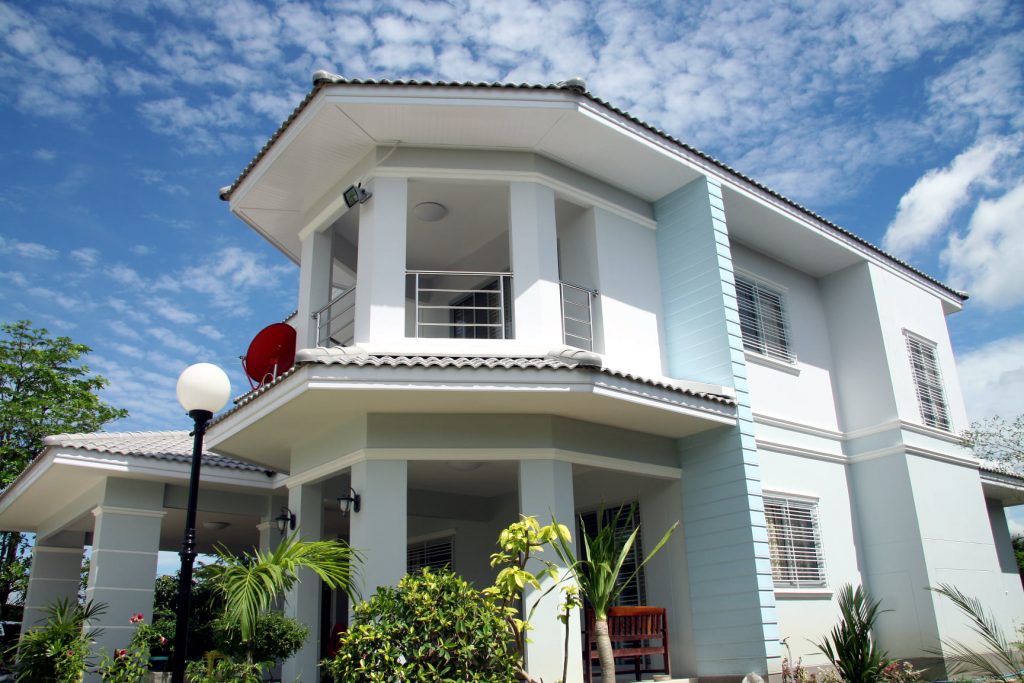 10 casas de color con tejado simétrico de concreto y tejas - Casas Rusticas
