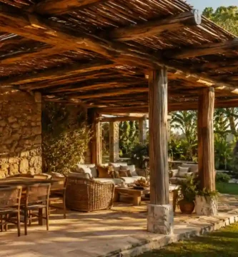Pérgola rústica de madera en terraza de casa de campo con jardín