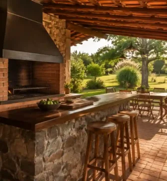 Parrilla rústica de ladrillo y piedra en una casa de campo